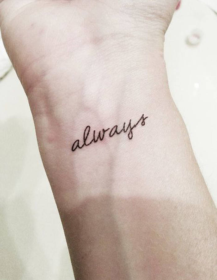 tatouage phrase poignet