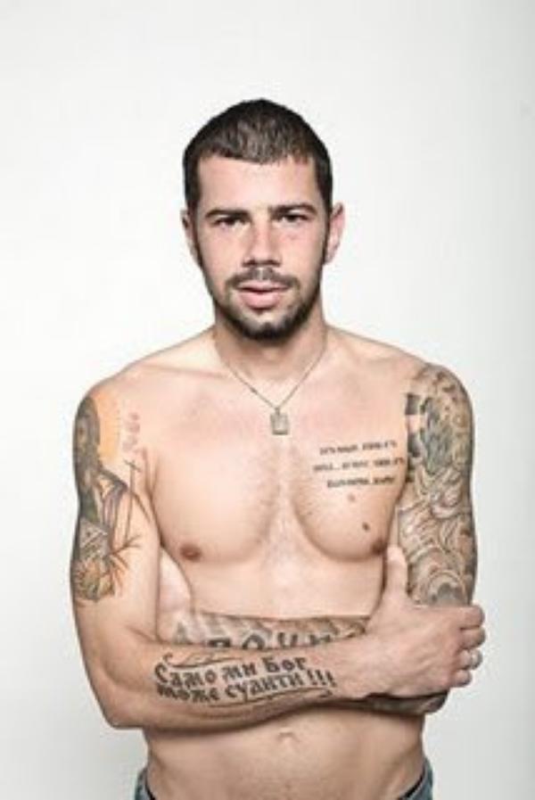 tatouage phrase sur le pectoraux