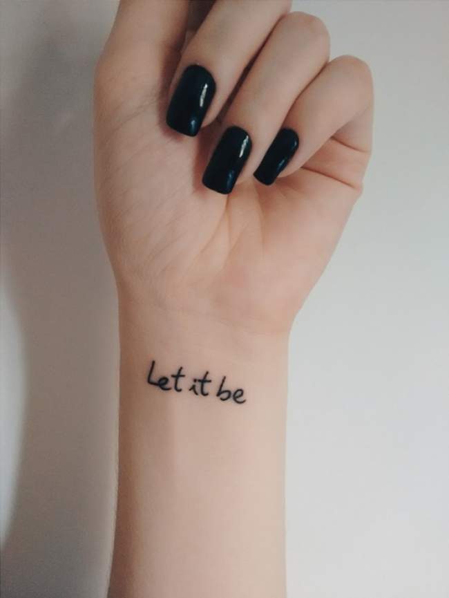 tatouage phrases poignet