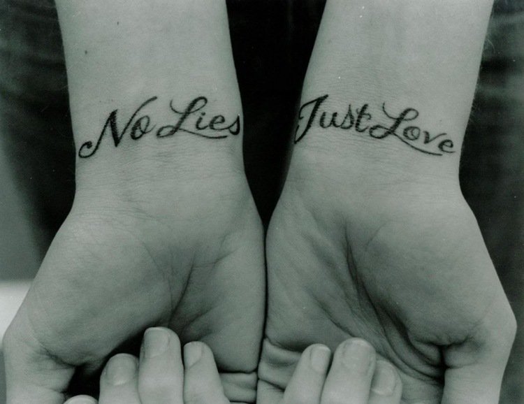 tatouage phrases poignet