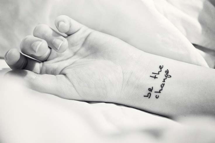 tatouage phrases poignet