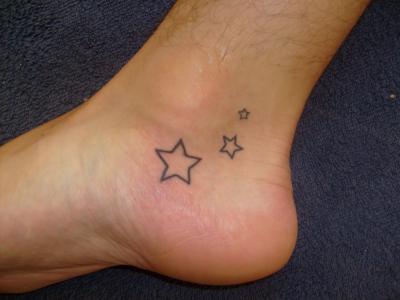 tatouage pied cheville etoile