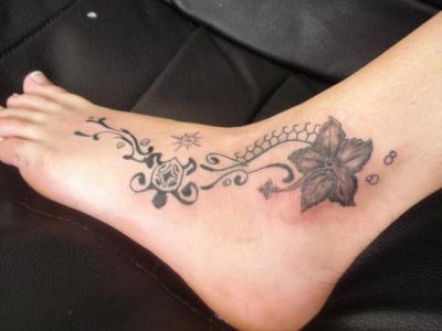 tatouage pied cheville fleur