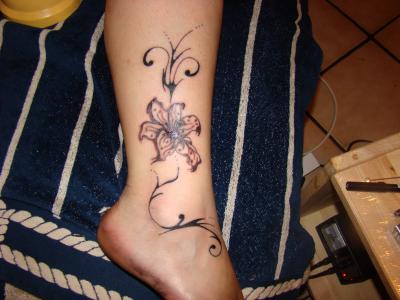 tatouage pied cheville fleur de lys