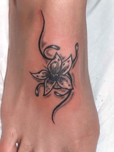 tatouage pied cheville fleur de lys