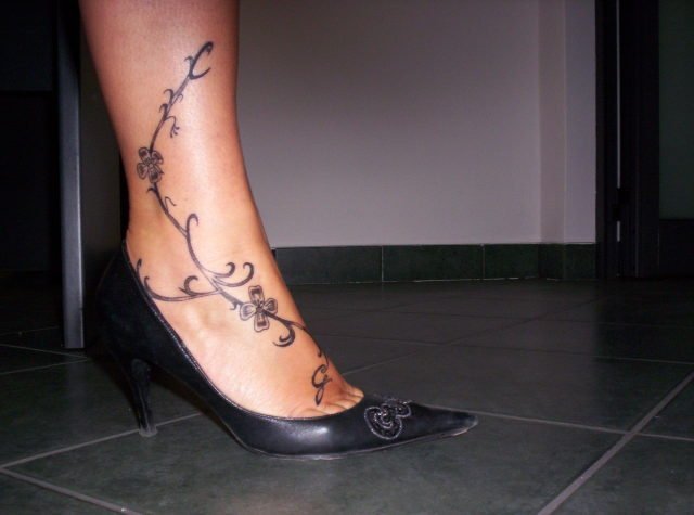 tatouage pied cheville fleur de lys