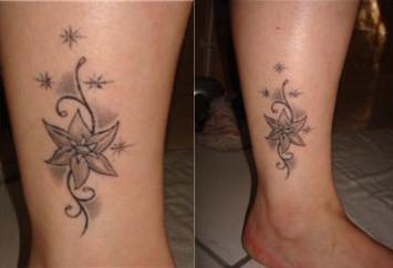 tatouage pied cheville fleur de lys