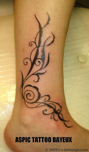 tatouage pied femme arabesque
