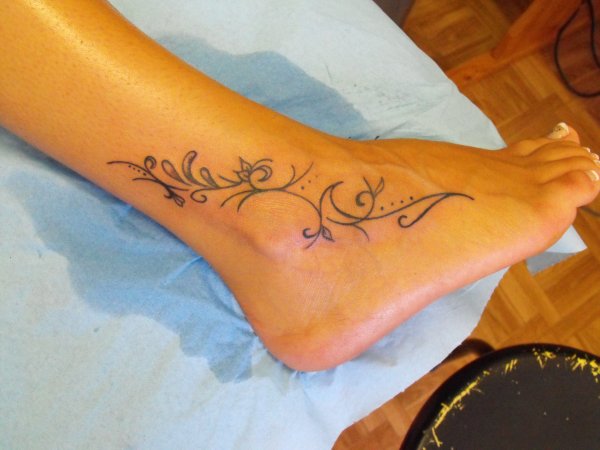 tatouage pied femme arabesque