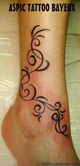 tatouage pied femme arabesque