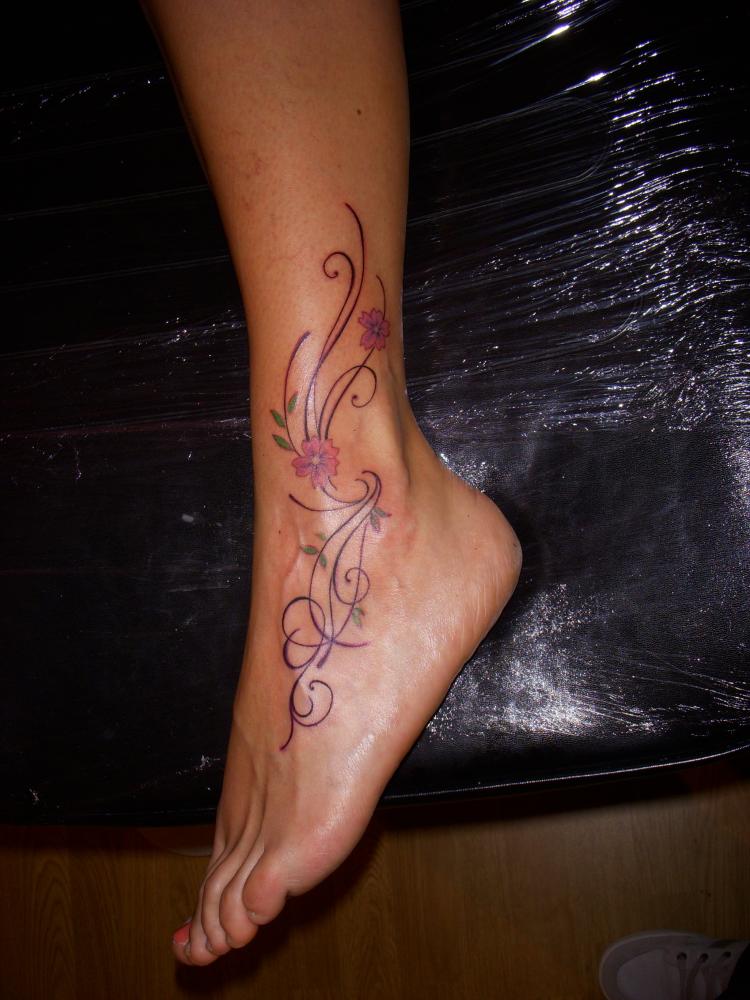 tatouage pied femme arabesque