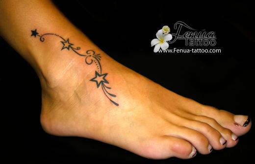 Tatouage pied femme etoile