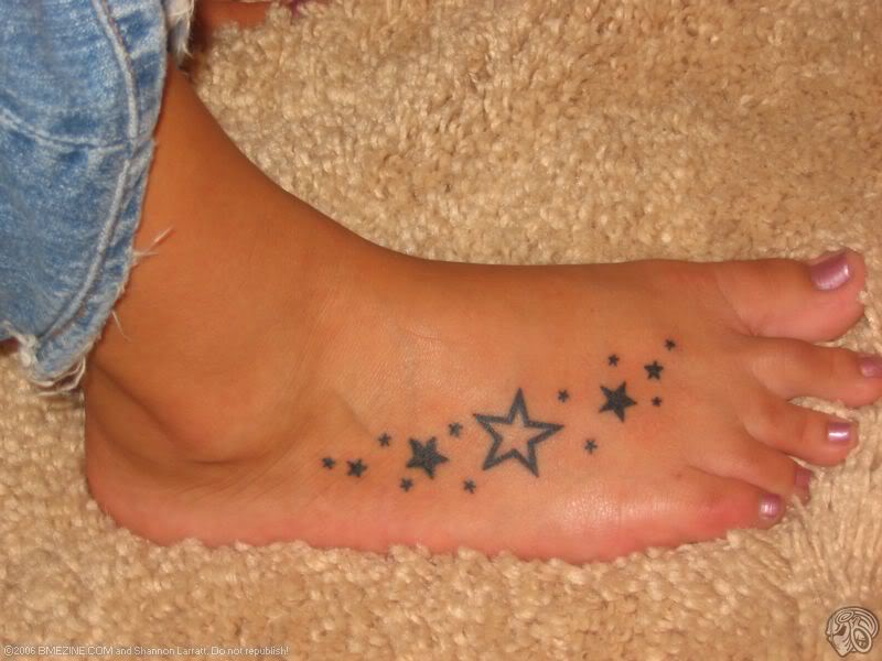 tatouage pied femme etoile