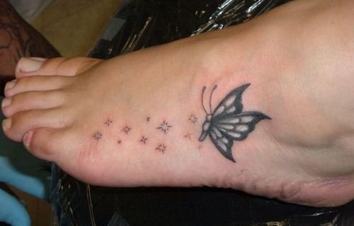 tatouage pied femme papillon