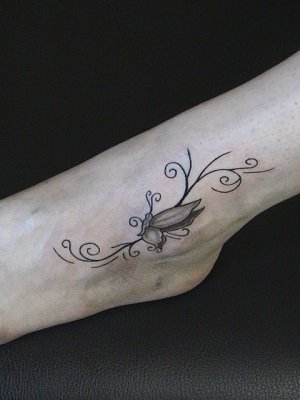 tatouage pied femme papillon