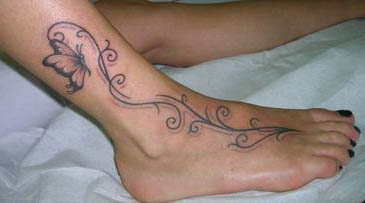 tatouage pied femme papillon