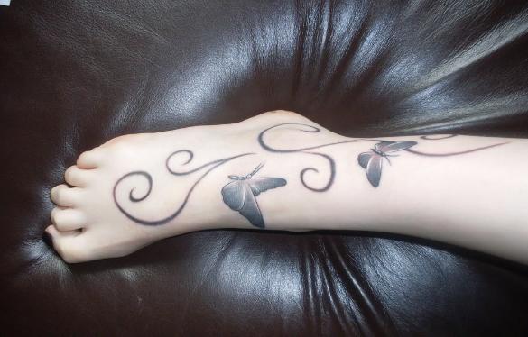 tatouage pied femme papillon