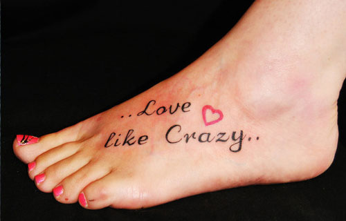 tatouage pied femme phrase