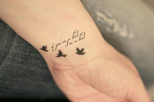 tatouage pied femme phrase