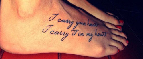 tatouage pied phrase