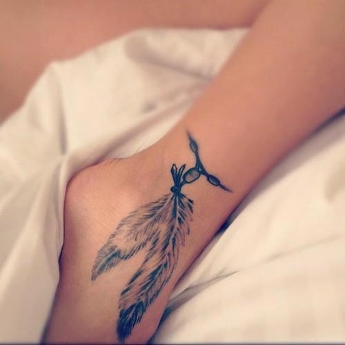Tatouage pied plume