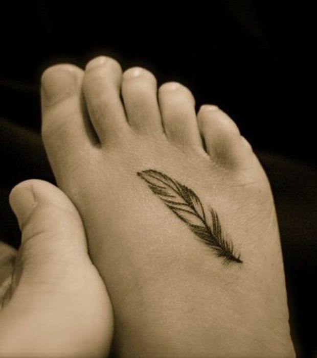 tatouage pied plume