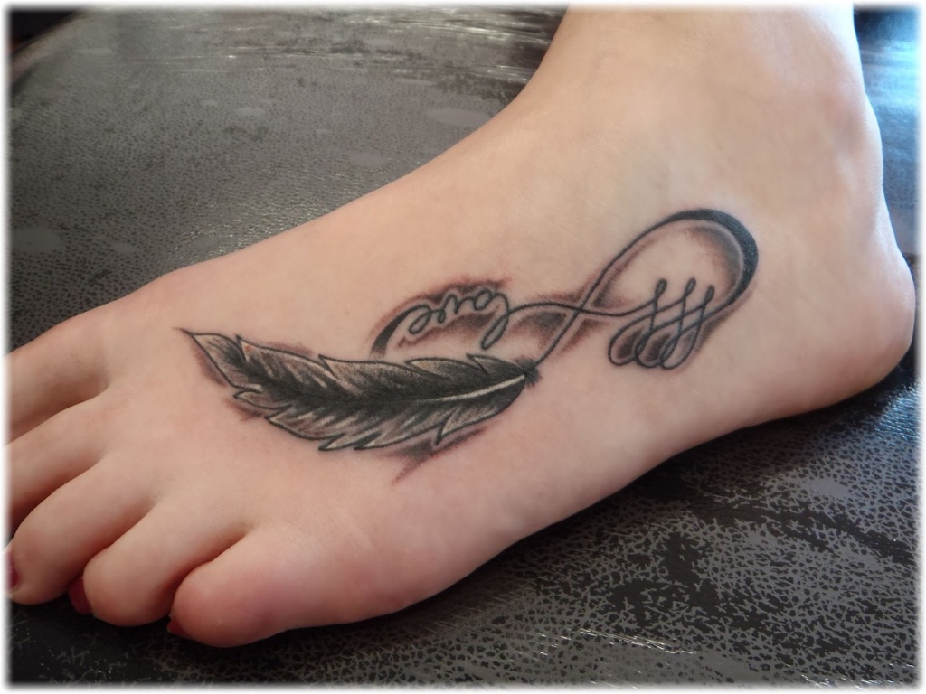 tatouage pied plume