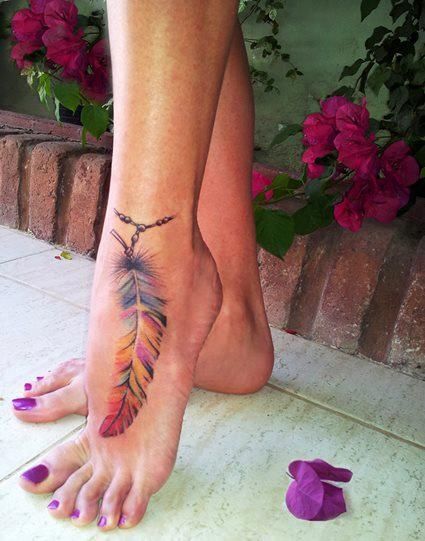 tatouage pied plume