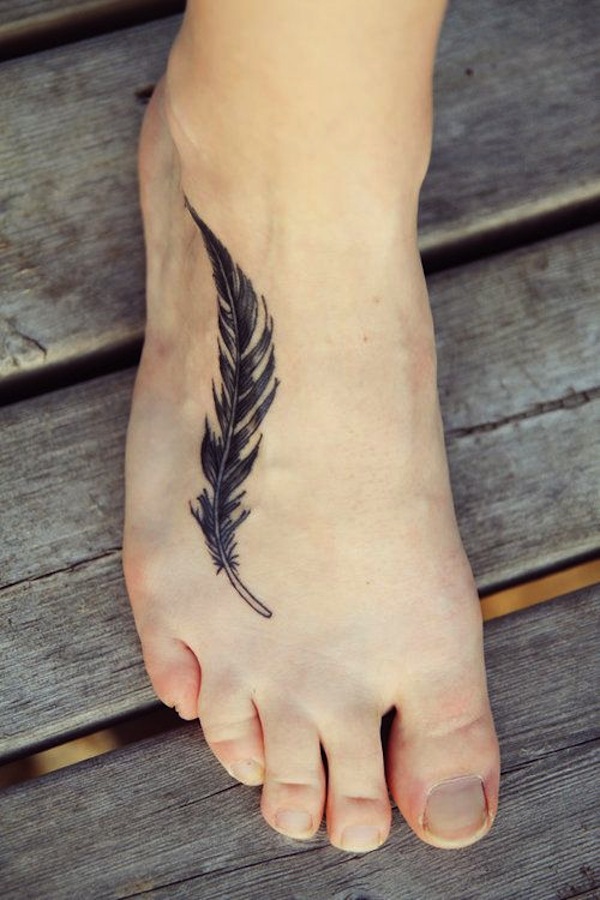 tatouage pied plume