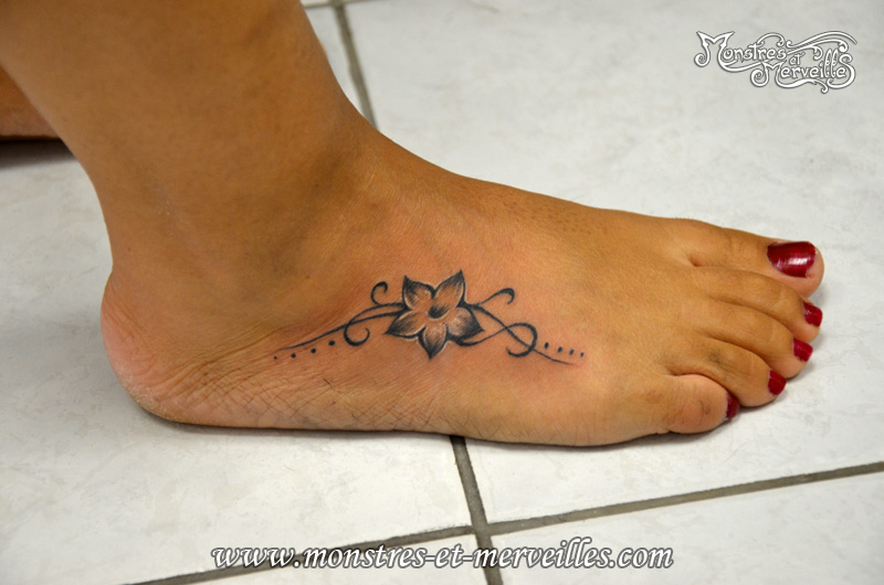 Tatouage pieds fleurs