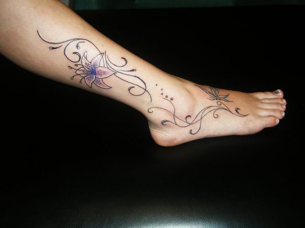 tatouage pieds fleurs