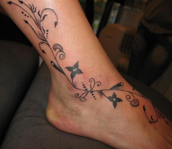 tatouage pieds fleurs