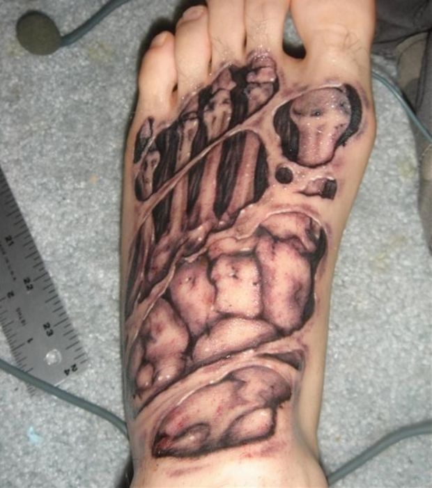 tatouage pieds homme
