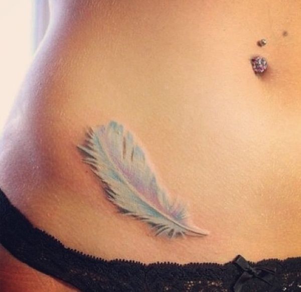 Tatouage plume ventre