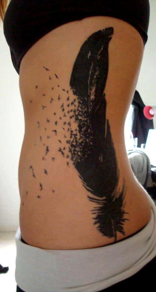 tatouage plume ventre