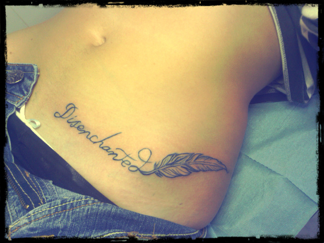 tatouage plume ventre