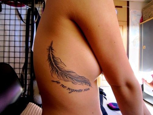 tatouage plume ventre