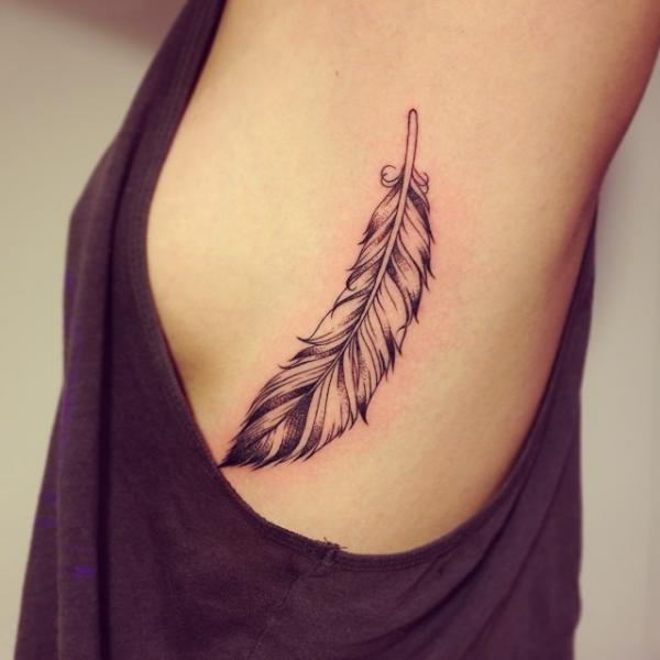 tatouage plume ventre