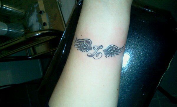 tatouage poignet aile d'ange