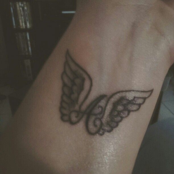 tatouage poignet aile d'ange