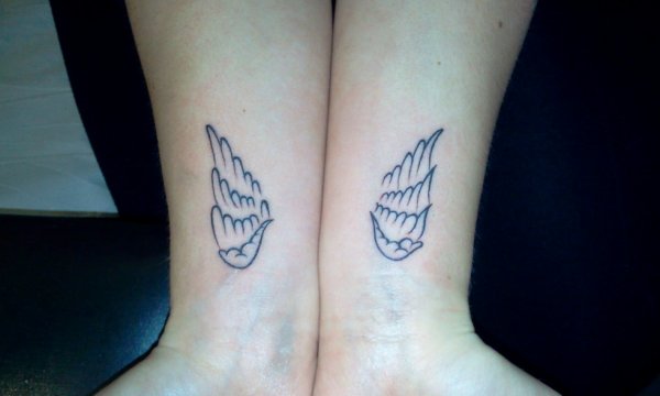 tatouage poignet aile d'ange