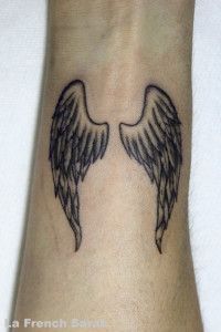 tatouage poignet aile d'ange