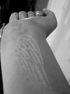 tatouage poignet aile d'ange