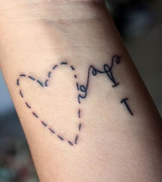 tatouage poignet femme coeur