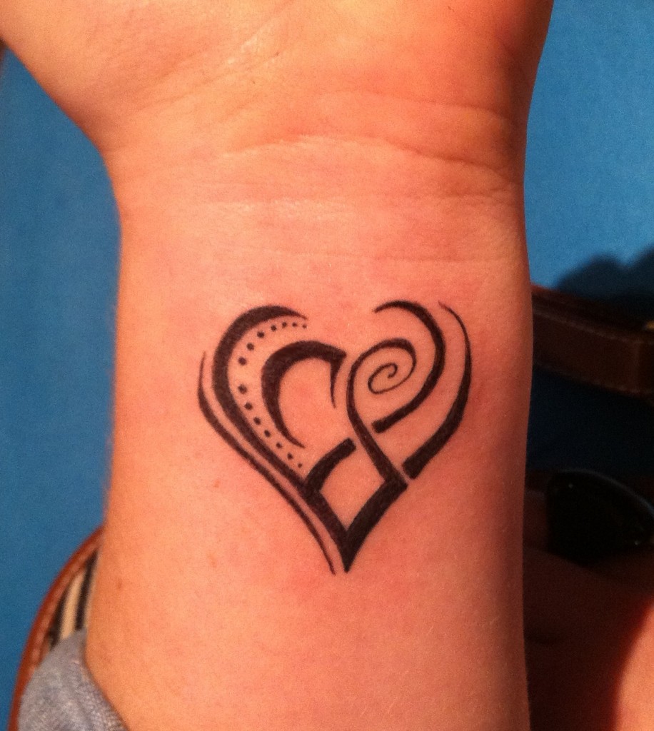 tatouage poignet femme coeur