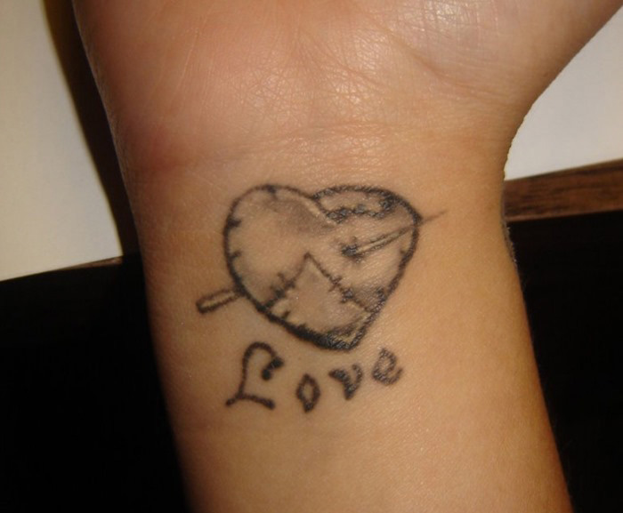 tatouage poignet femme coeur
