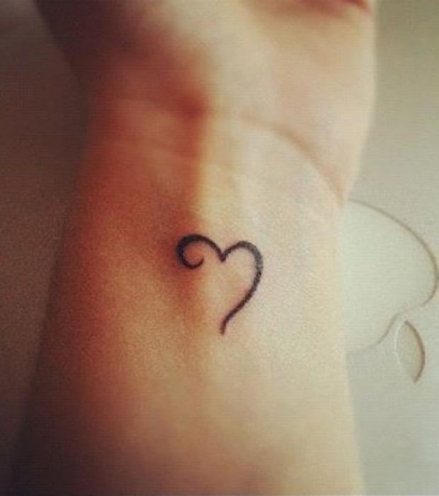 tatouage poignet femme coeur