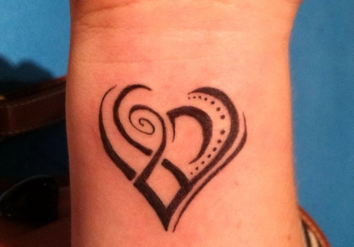 tatouage poignet femme coeur
