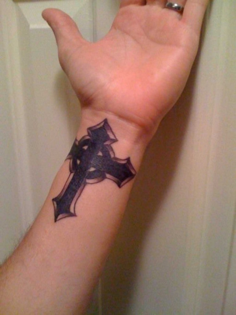 tatouage poignet femme croix