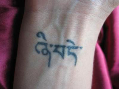 tatouage poignet femme ecriture arabe